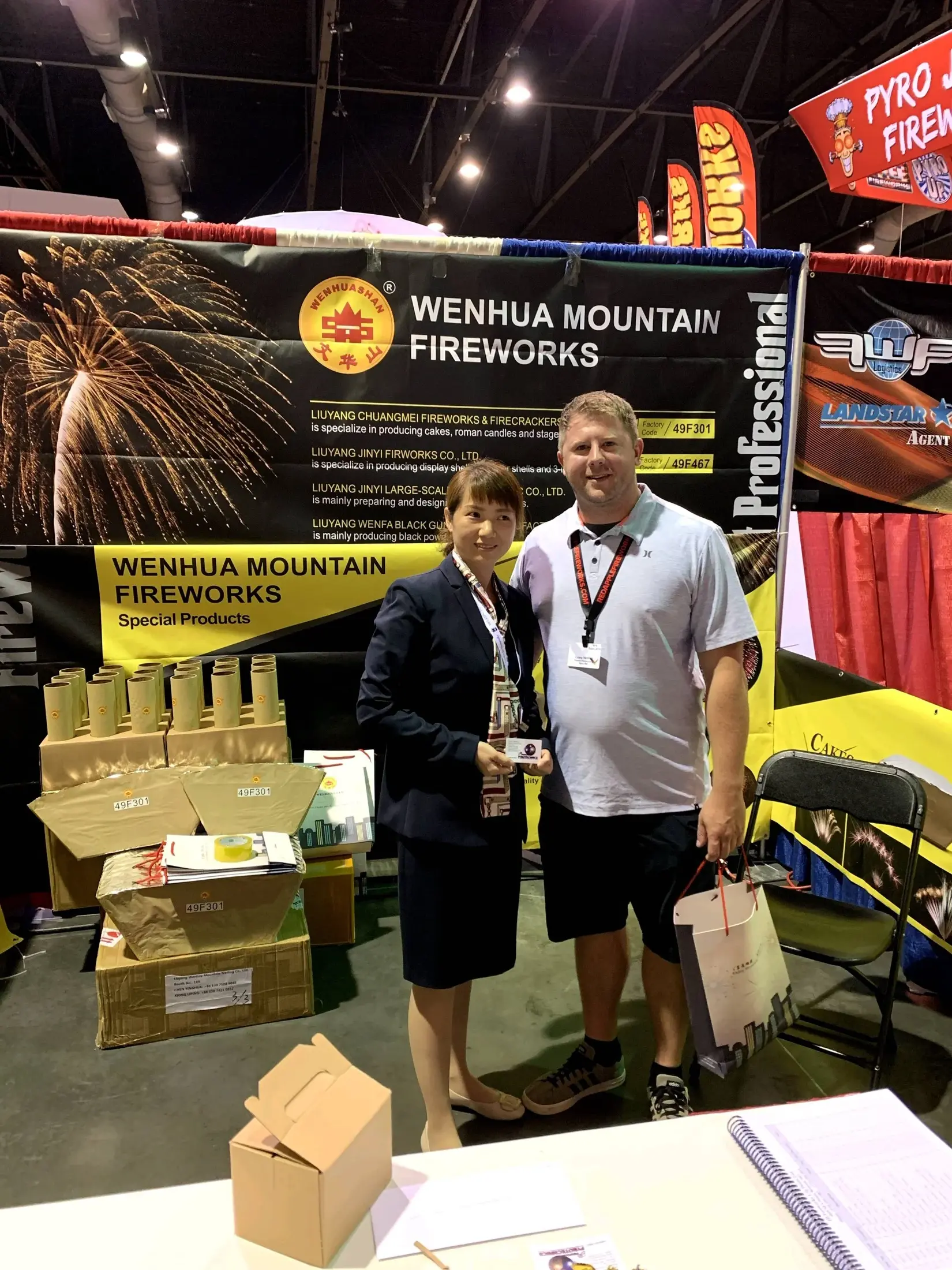 Wenhuashan team meeting buyers at an exhibition booth